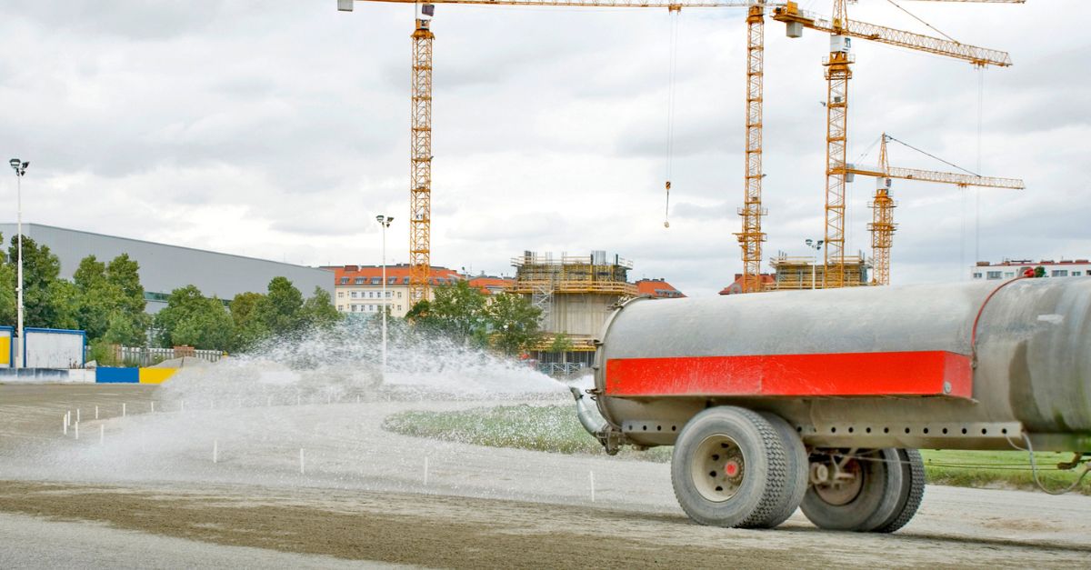 Aspersión agua en obras viales para el control de polvo