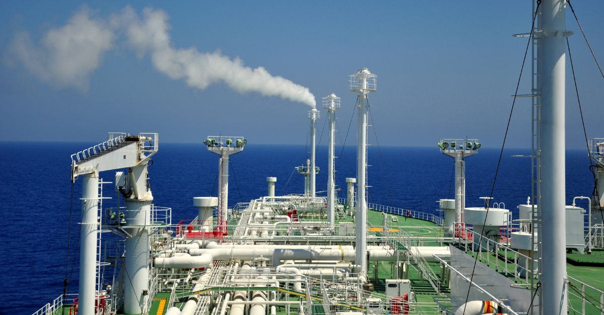 Barco metanero venteando metano - LNG carrier venting methane